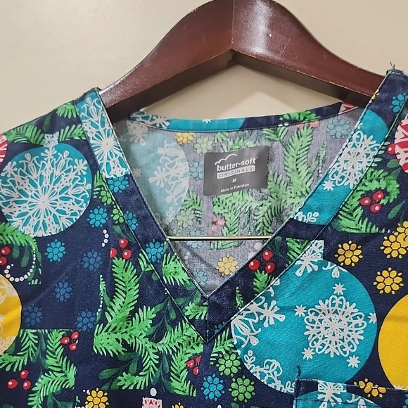Vtg Butter-Soft Originals Floral And Chrismas Scrub Top - Picture 6 of 9